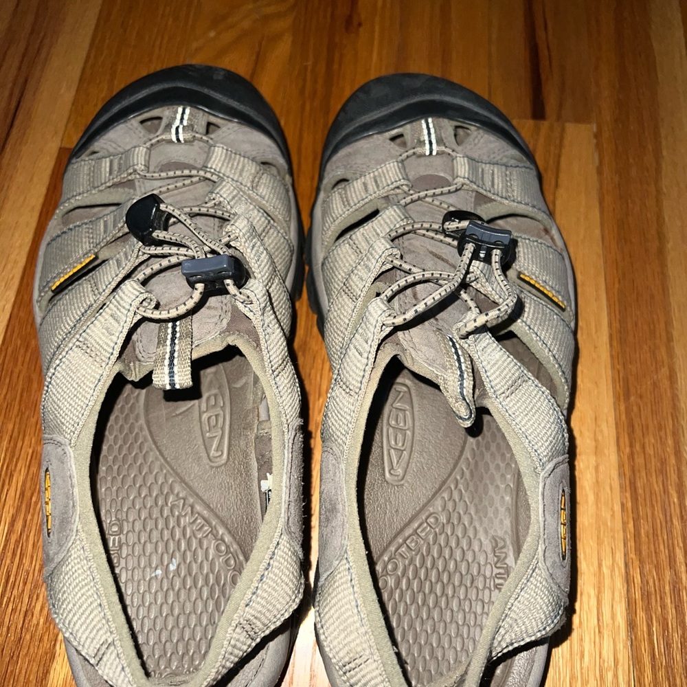 Gently worn men’s Keens - Picture 3 of 13